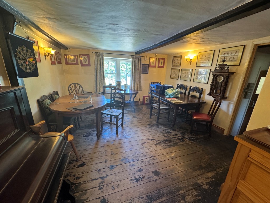 Lot: 107 - PERIOD FREEHOLD FREEHOUSE ON 1.5 ACRE PLOT WITH POTENTIAL - Dining room